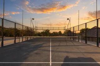 Aksi permainan padel tenis eksklusif di Sibu Sibu Villa