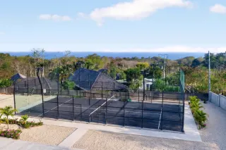 Pemandangan lapangan padel pribadi di Uluwatu saat senja